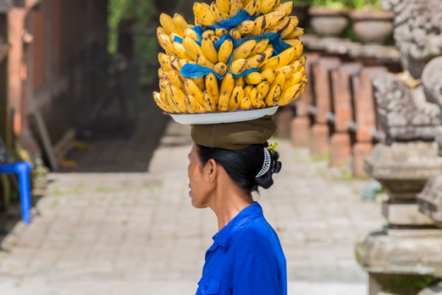 Tampaksiring, Bali, temple balinais, bananes, vendeuse