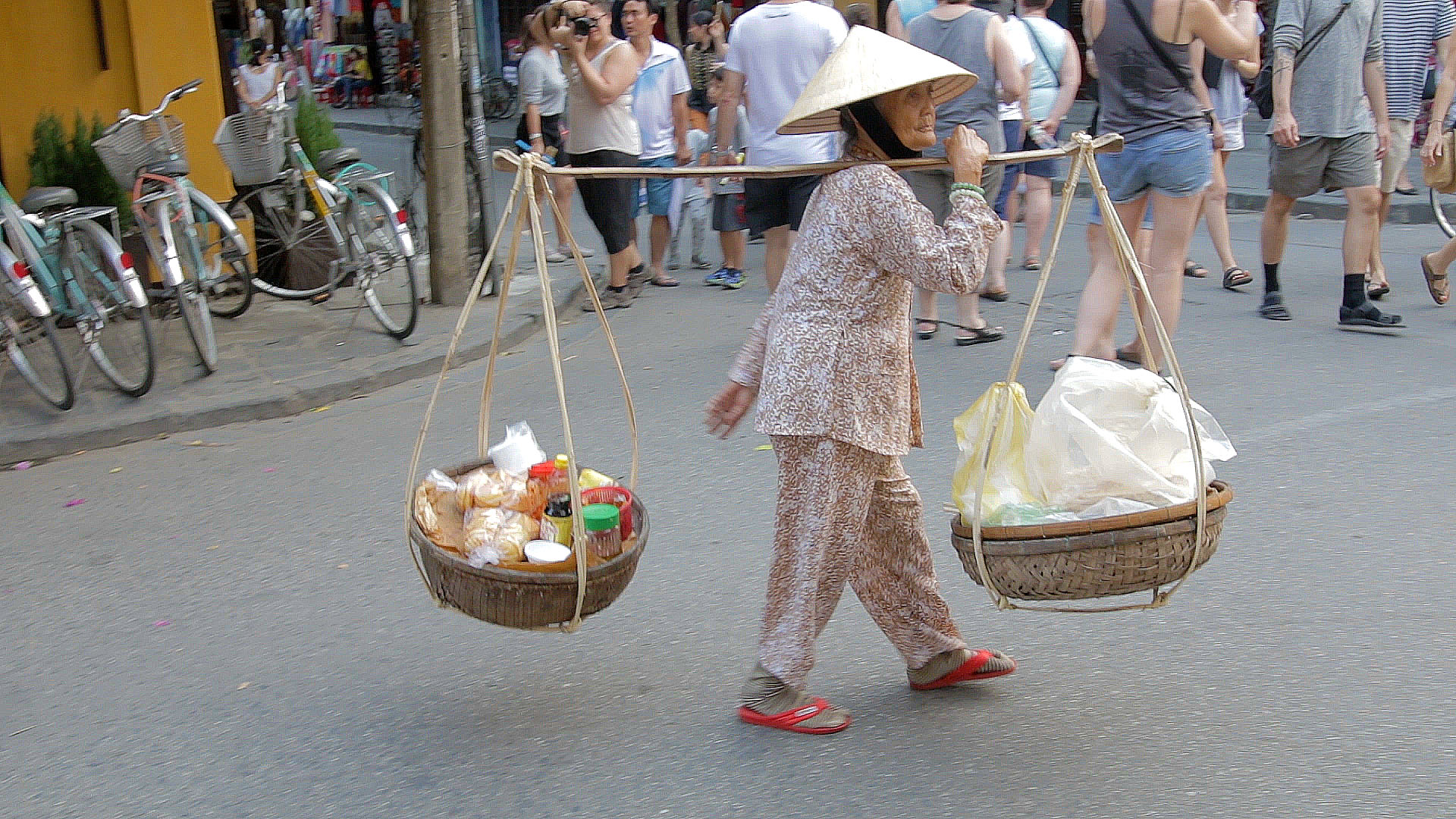 Hoi An, Vietnam, paniers, vendeuse, chapeau vietnamien